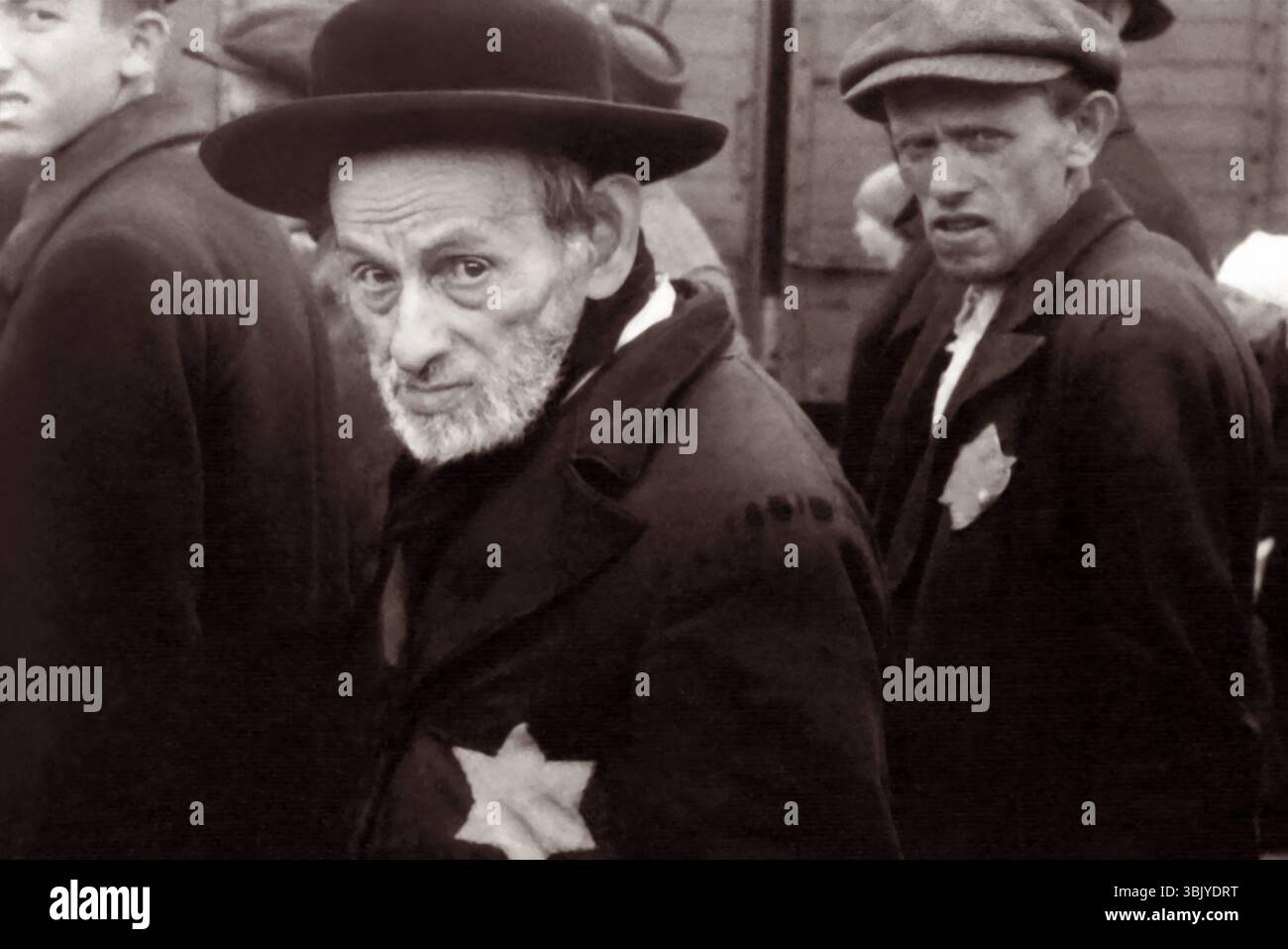 Die Holocaustgefangenen Rabbiner Leib Weiss (Front) und sein Sohn Shlomo Weiss (rechts) auf dem Bahnsteig im Konzentrations- und Vernichtungslager Auschwitz-Birkenau im von Nazi-Deutschland besetzten Polen am 26. Mai 1944. Stockfoto