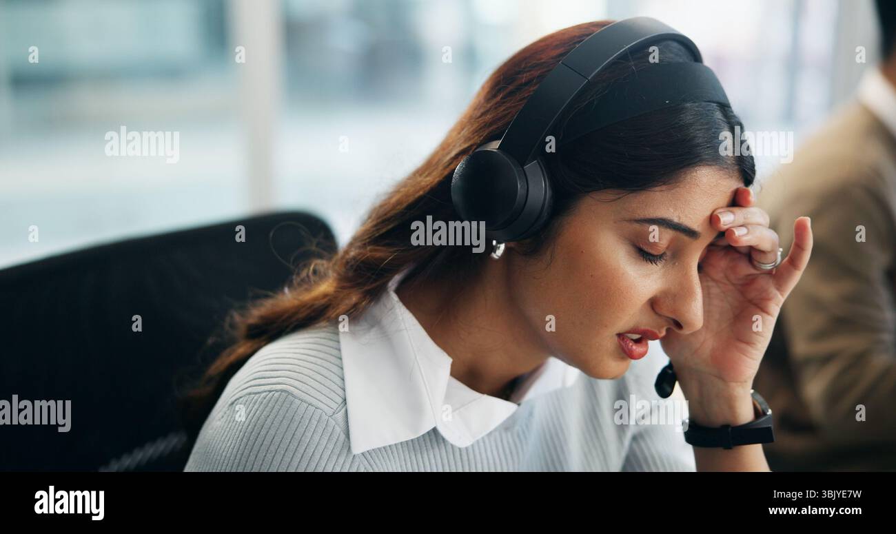 Kopfschmerzen, Stress und Callcenter mit Geschäftsfrau im Büro für Krisen-Hotline, Depressionen oder kontaktieren Sie uns. Müdigkeit, psychische Gesundheit Helpline und Stockfoto