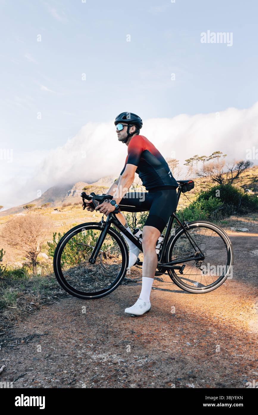 Männlicher Radfahrer genießt die Aussicht während seines Outdoor-Trainings Stockfoto