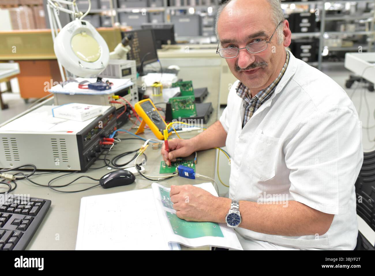Porträt eines Arbeitnehmers in der technischen Abteilung einer Fabrik für die Produktion und den Bau der Elektronik Stockfoto