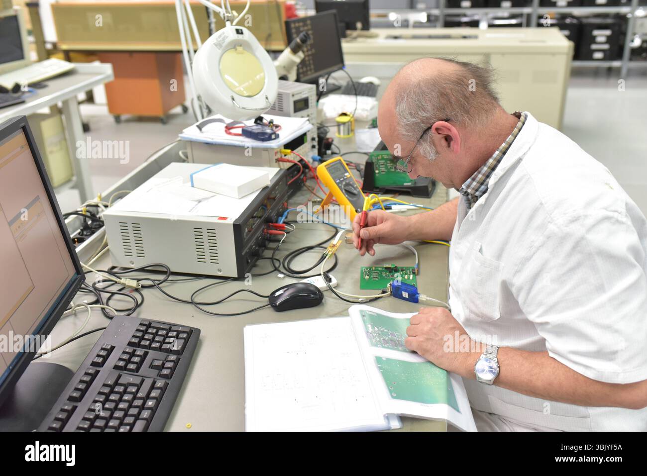 Porträt eines Arbeitnehmers in der technischen Abteilung einer Fabrik für die Produktion und den Bau der Elektronik Stockfoto