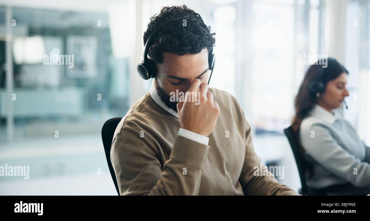 Kopfschmerzen, Müdigkeit und Callcenter mit Geschäftsmann im Büro für Krisen-Hotline, Depression oder kontaktieren Sie uns. Müdigkeit, psychische Gesundheit Helpline und Stockfoto
