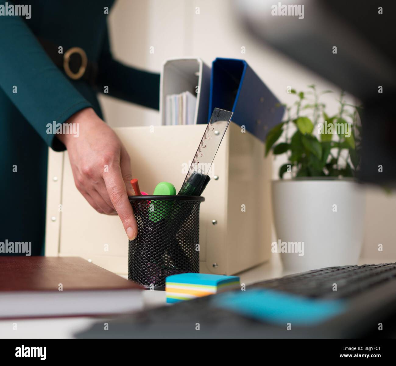 Geschäftsfrau hält Pappkarton mit Bürokram. Resignation Konzept. Stockfoto