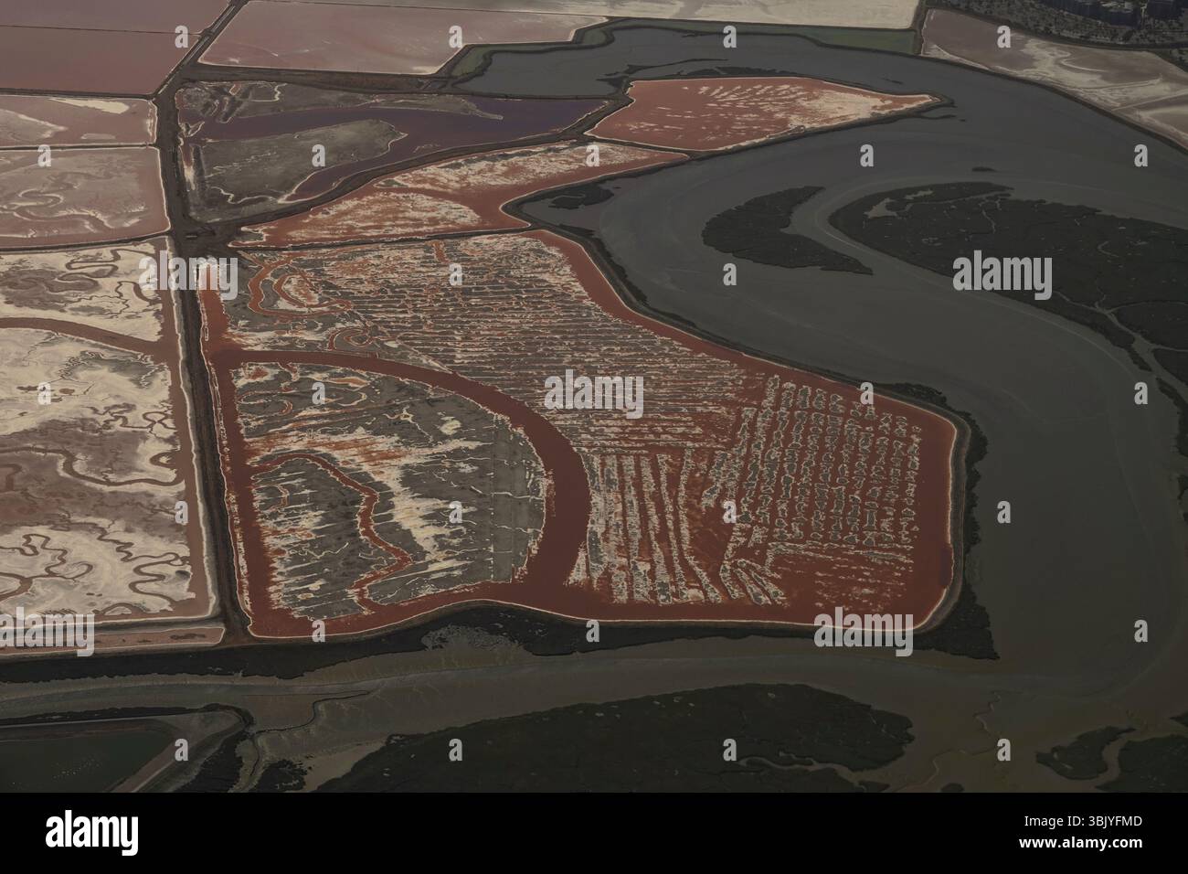 Mai 2025 Kalifornien, USA. Landgewinnung in der Nähe von Redwood Shores in der Bucht Gegend von San Francisco, Kalifornien, USA Stockfoto