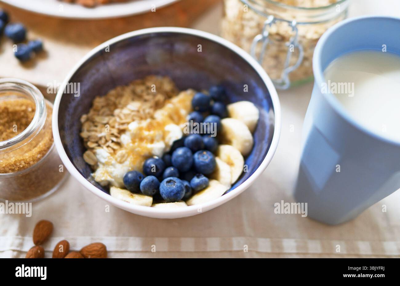 Gesundes Frühstück mit Beeren, Joghurt und Haferflocken. Stockfoto