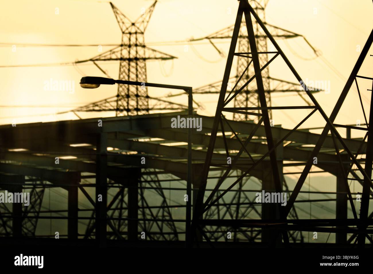 Industrielle Szene mit Rahmen und elektrischen Türmen Stockfoto