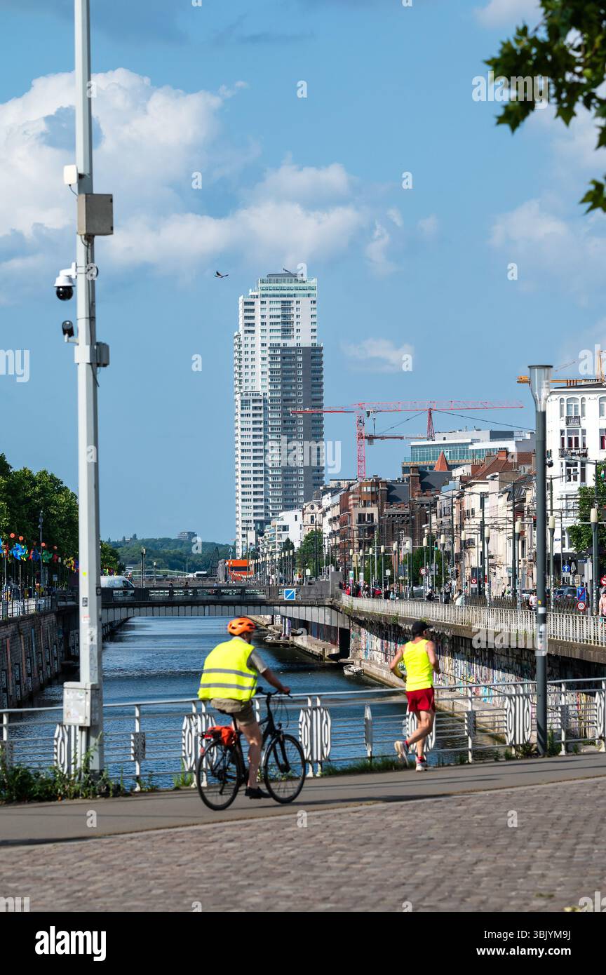 Ufer des Kanals mit dem Upsite-Turm im Hintergrund, Brüssel, Belgien 15. Juni 2025 Stockfoto
