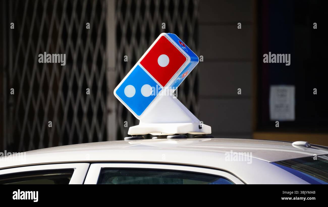 Honolulu, HI - 28. Januar 2025: Domino's Pizza, Inc. Firmenlogo auf dem Lieferfahrzeug in der Stadtstraße. Stockfoto