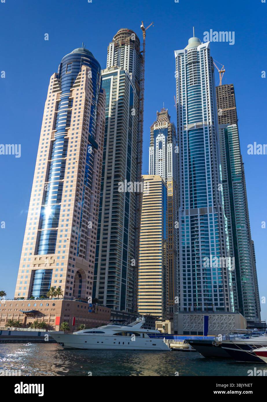 Pulsierende Marina, Hohe Türme, Yachten Stockfoto