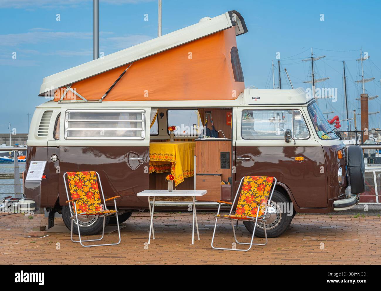 Lelystad, Niederlande, 15.06.2025, Retro Volkswagen Kombi Camper Van mit Dachzelt, Picknicktisch und Stühlen beim National Oldtimer Day Stockfoto