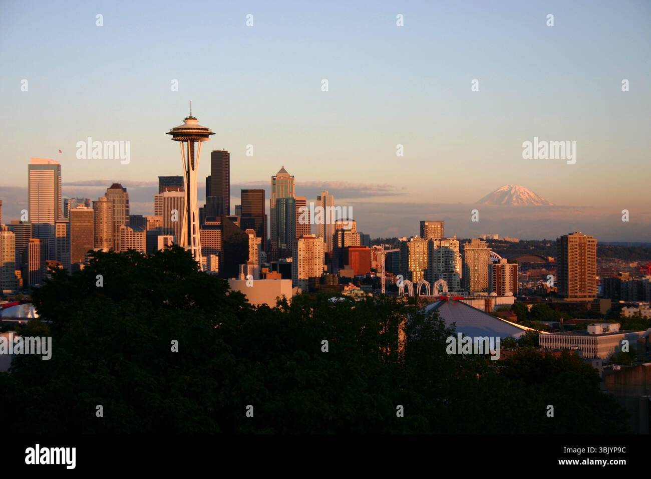 Skyline von Seattle bei Sonnenuntergang mit Space Needle und Mount Rainier in der Ferne, aus Kerry Park, Washington. Stockfoto