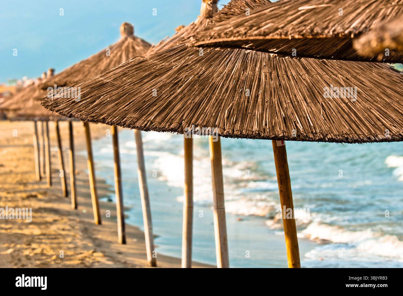 Sonnenschirme am Strand mit Meer im Hintergrund Stockfoto