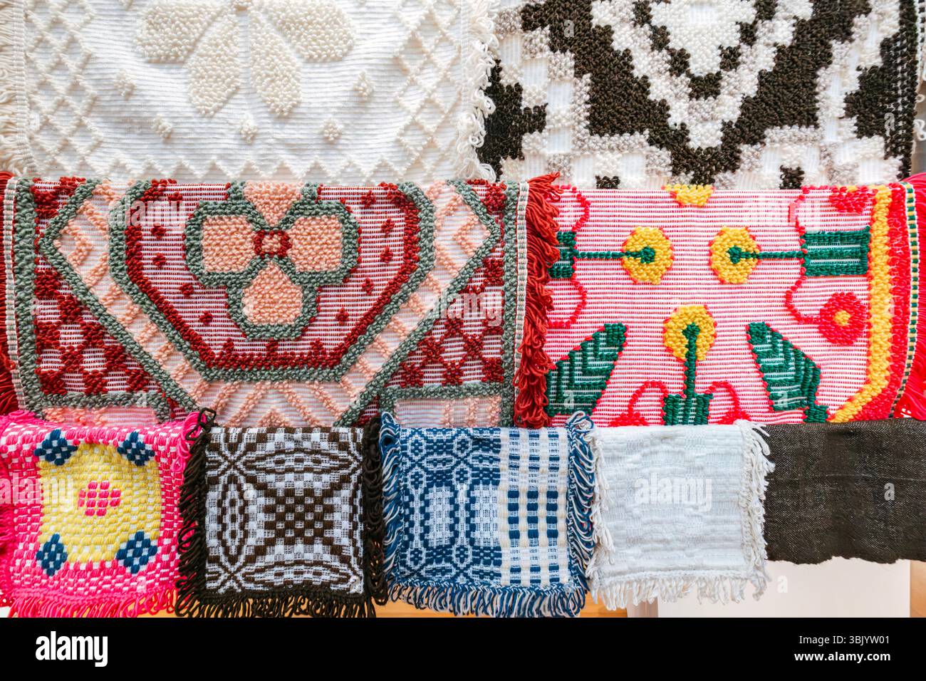 Sammlung traditioneller azoranischer Textilmuster und gewebter Stoffe. Komplizierte Muster, Handgefertigtes Kunsthandwerk, Kulturerbe Stockfoto