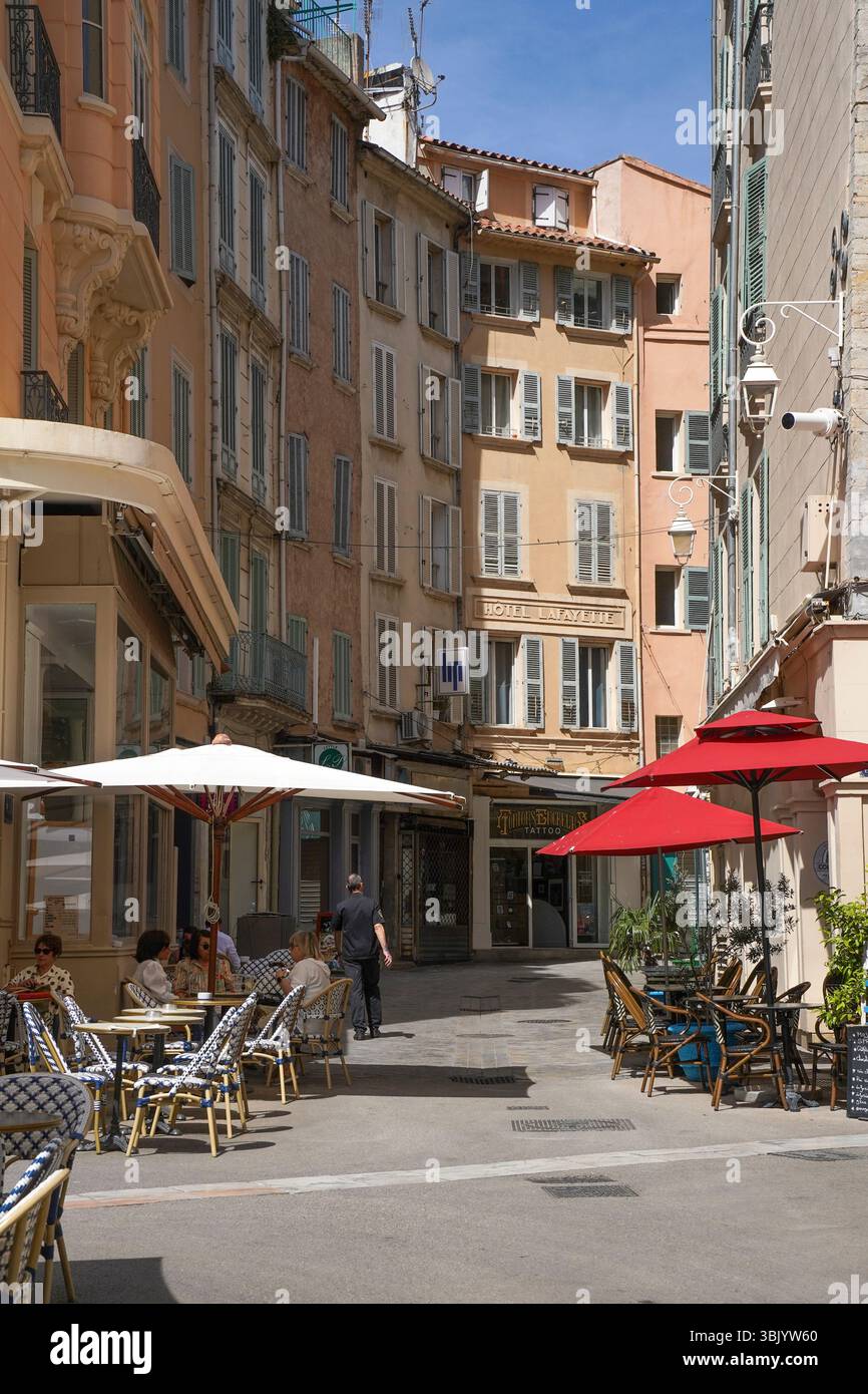 Alte französische quadratische Häuser und Apartments mit Außenterrassen und Einkaufsviertel im Zentrum von Toulon, Var, Provence, Frankreich Stockfoto