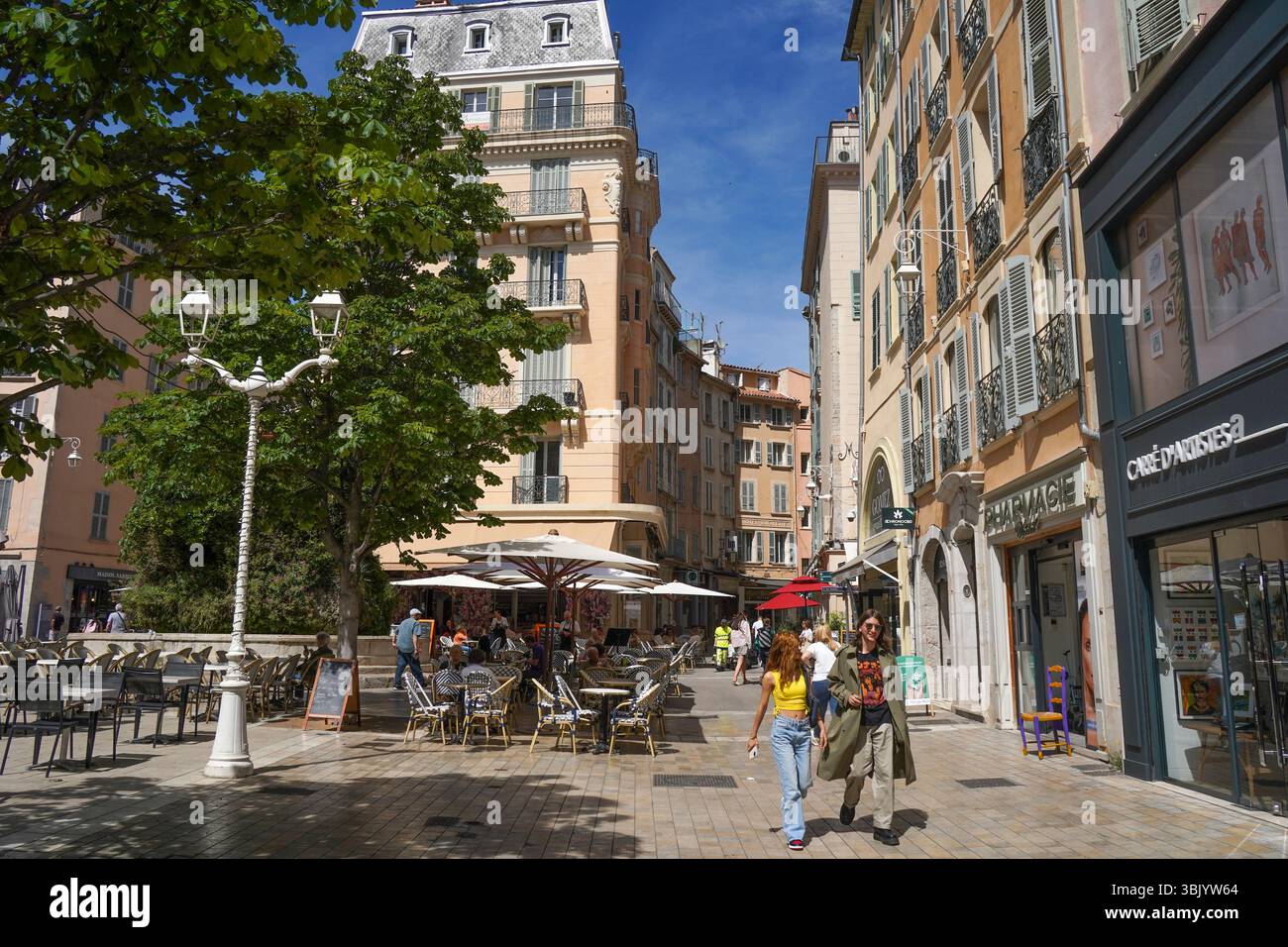Alte französische quadratische Häuser und Apartments mit Außenterrassen und Einkaufsviertel im Zentrum von Toulon, Var, Provence, Frankreich Stockfoto