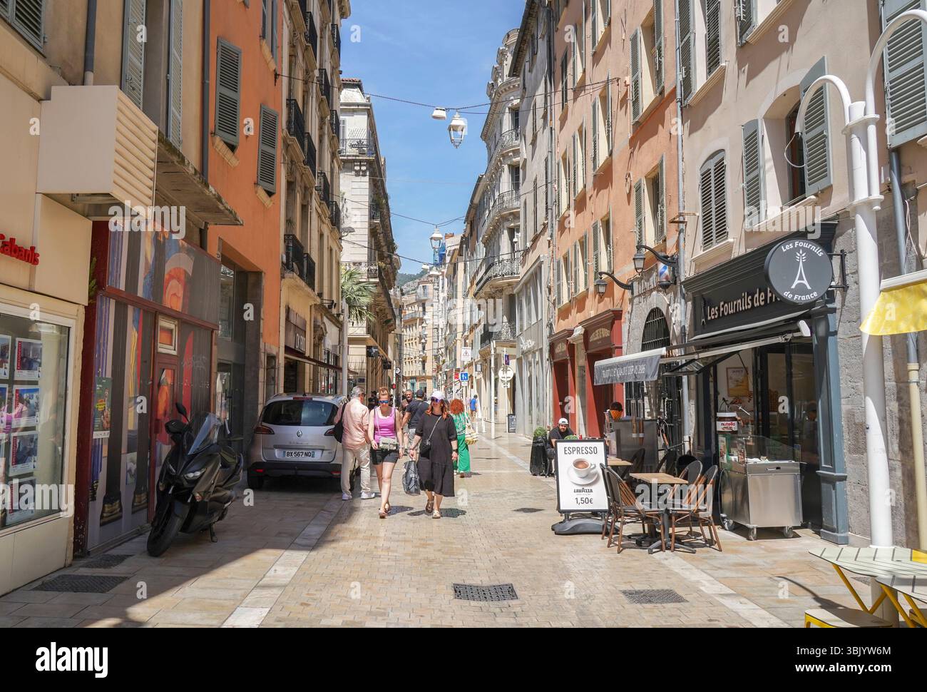 Alte französische quadratische Häuser und Apartments mit Außenterrassen und Einkaufsviertel im Zentrum von Toulon, Var, Provence, Frankreich Stockfoto