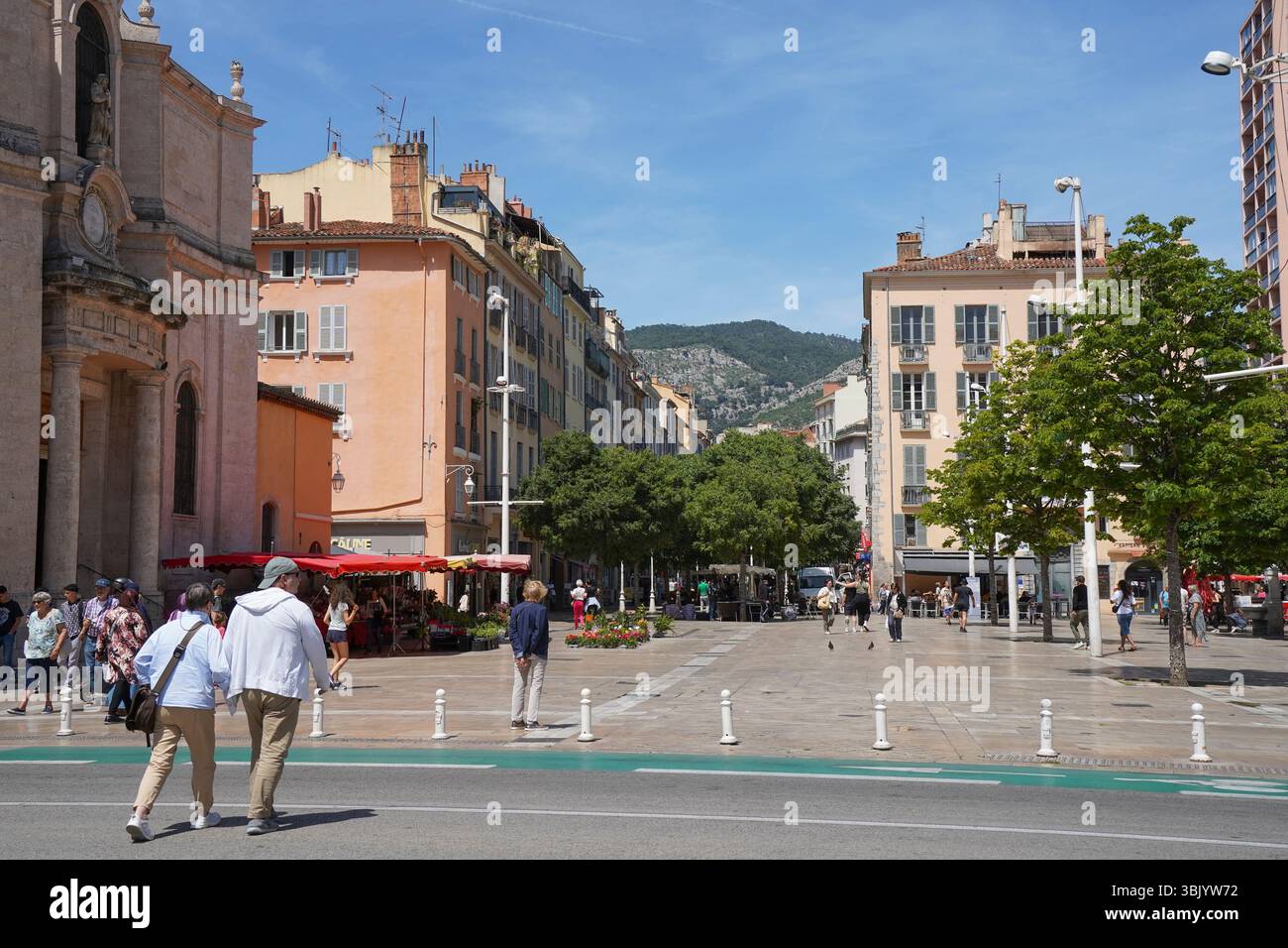 Französische Häuser und Apartments im Einkaufszentrum von Toulon, Var, Provence, Frankreich Stockfoto