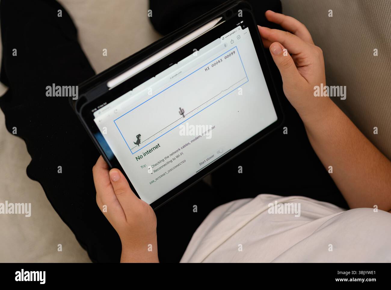 Antalya, Türkei - 17. Juni 2025: Mädchen spielt Chrome Dino Laufspiel Stockfoto