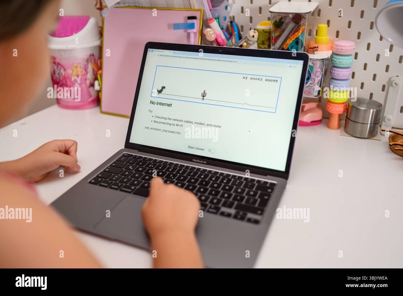 Antalya, Türkei - 17. Juni 2025: Mädchen spielt Chrome Dino Laufspiel Stockfoto