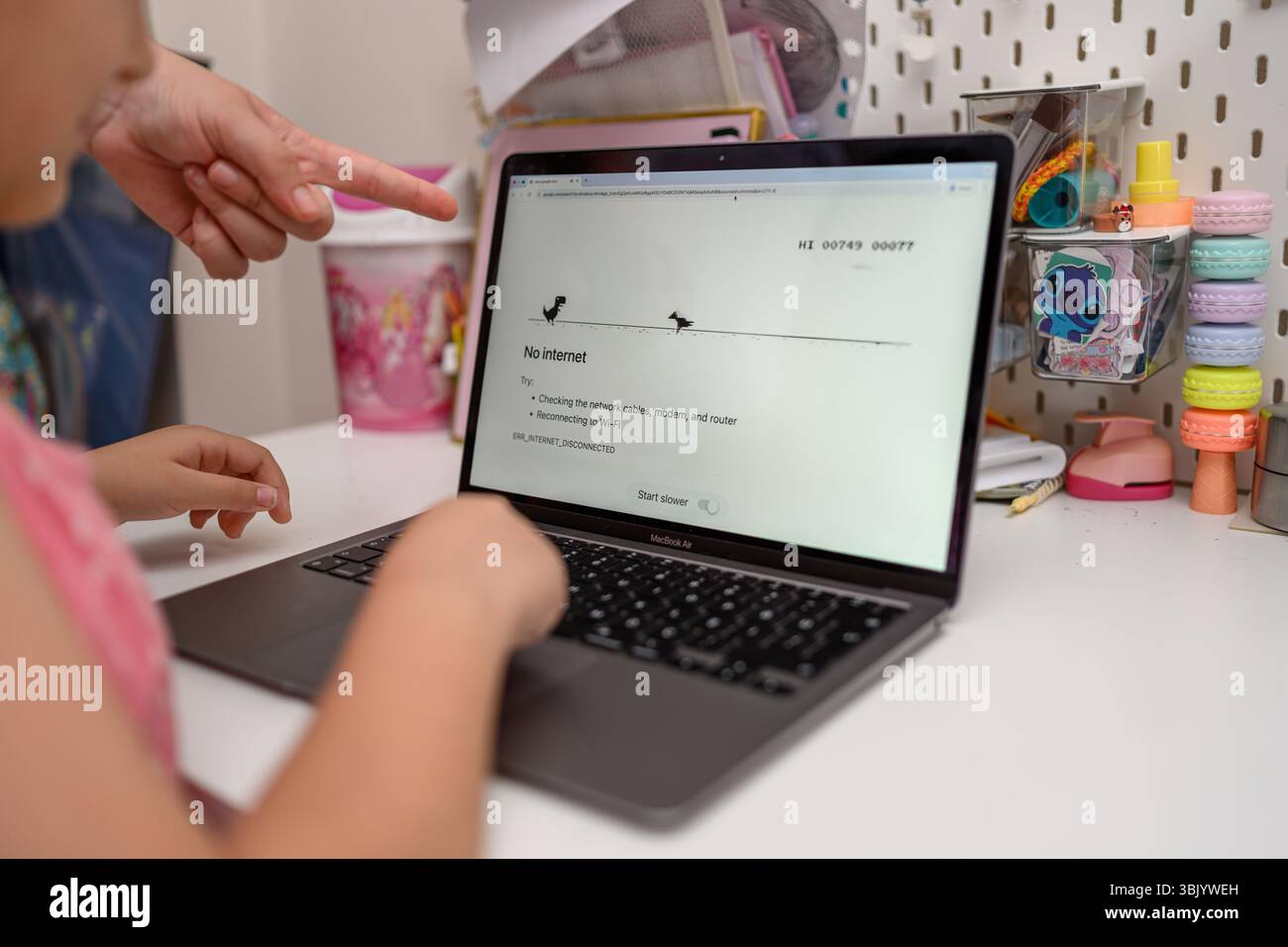 Antalya, Türkei - 17. Juni 2025: Mädchen spielt Chrome Dino Laufspiel Stockfoto