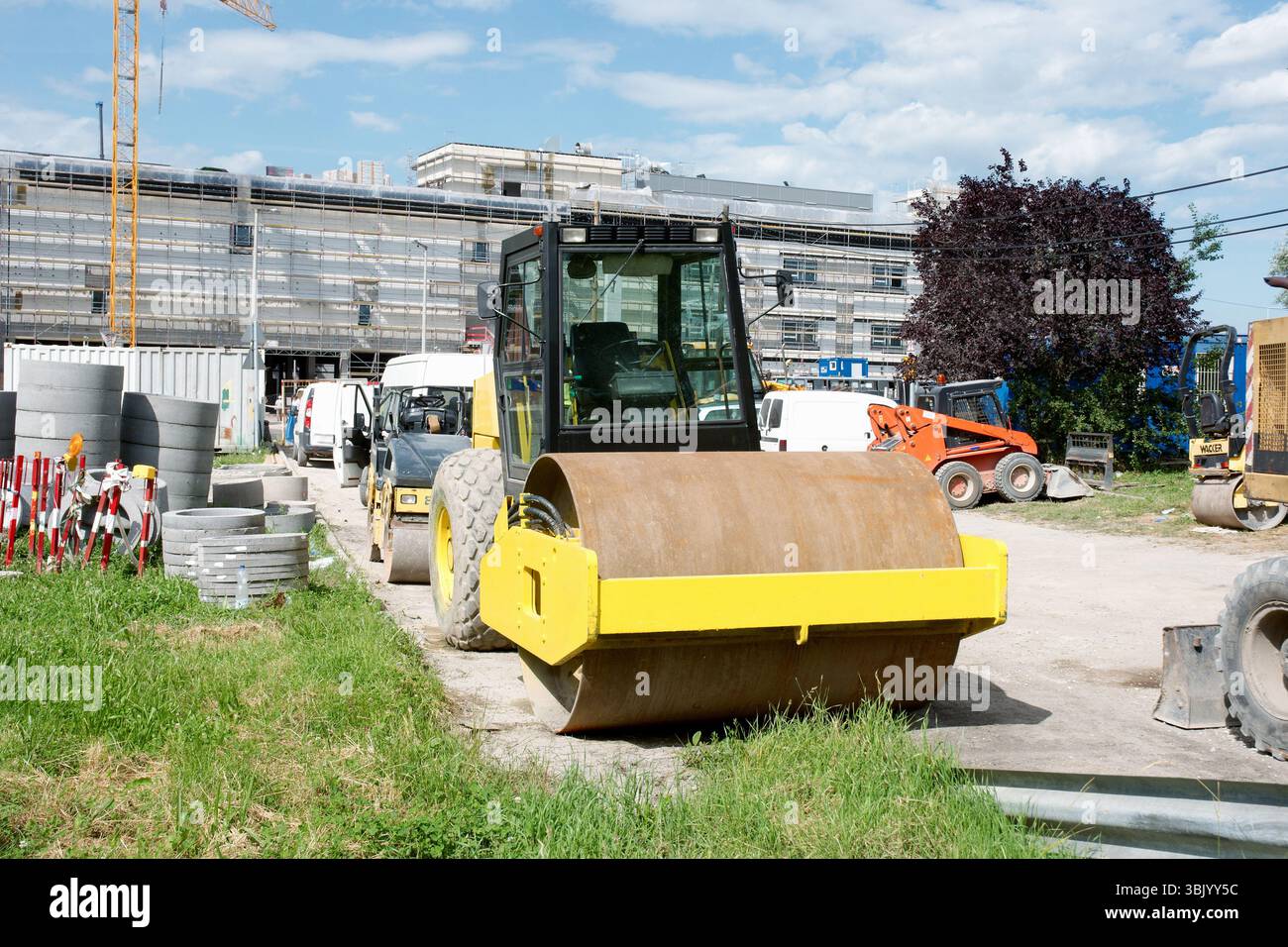 Orangefarbener Straßenroller auf der Baustelle Stockfoto