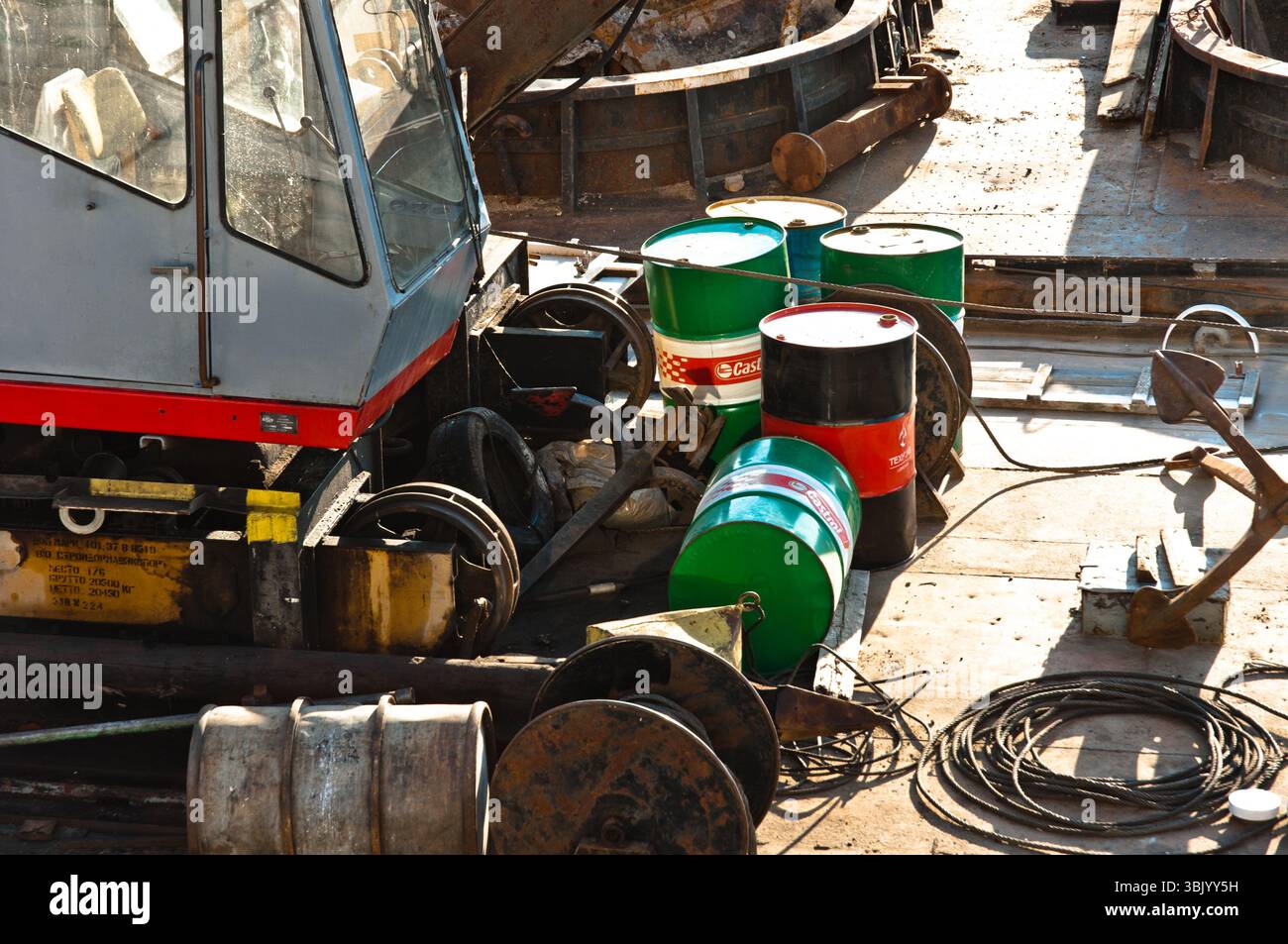 Ölkannen auf rostiger Metalloberfläche Stockfoto