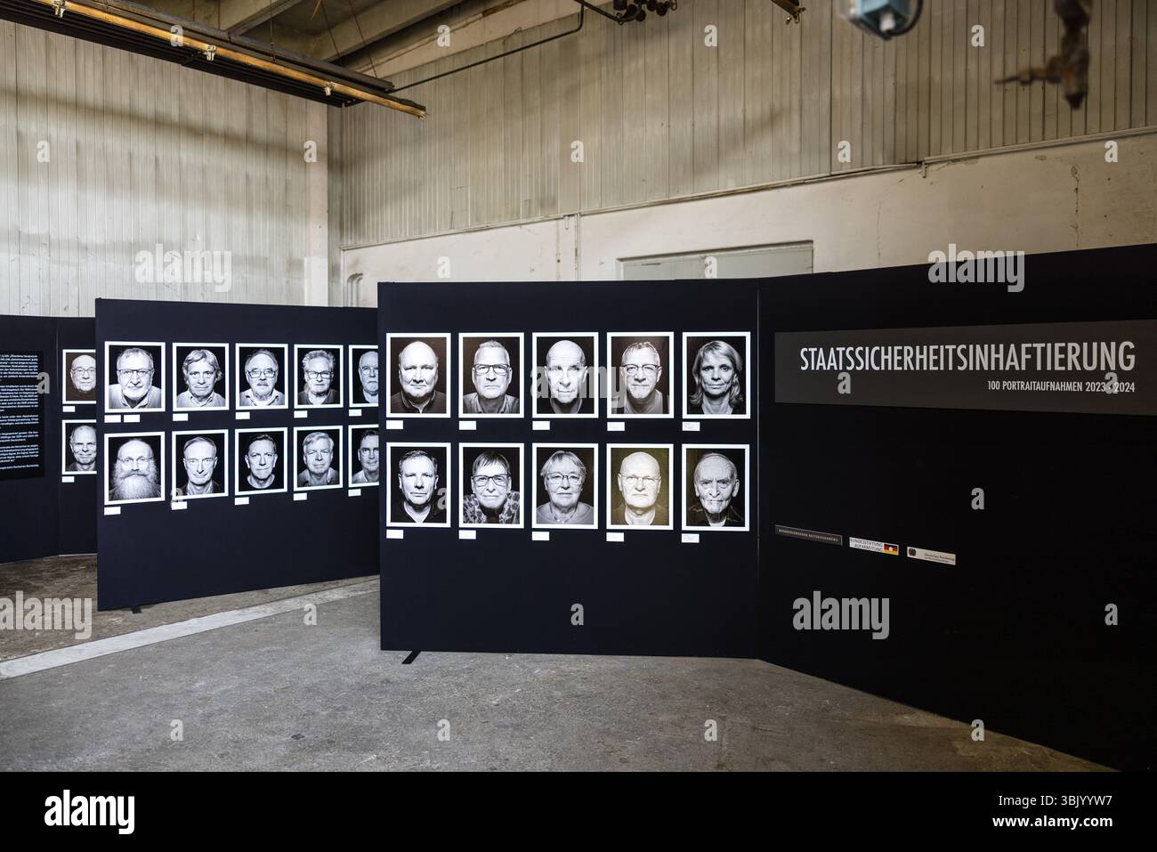 Cottbus, Deutschland. Juni 2025. In einer ehemaligen Produktionshalle des Gefängnisses Cottbus, in der Gefangene Zwangsarbeit leisten mussten, sind Porträts ehemaliger Gefangener der Staatssicherheit ausgestellt. Das ehemalige Gefängnis wurde von 1860 bis 2002 als Gefängnis genutzt. Während der Nazi- und SED-Diktaturen wurden hier zahlreiche Menschen aus politischen Gründen inhaftiert. Vermerk: Frank Hammerschmidt/dpa/Alamy Live News Stockfoto