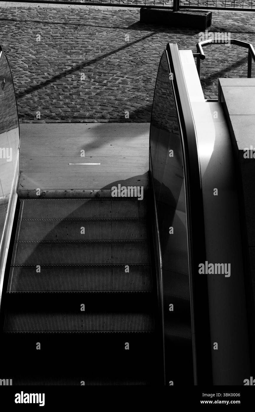 Rolltreppe am Bahnhof in schwarz-weiß Stockfoto