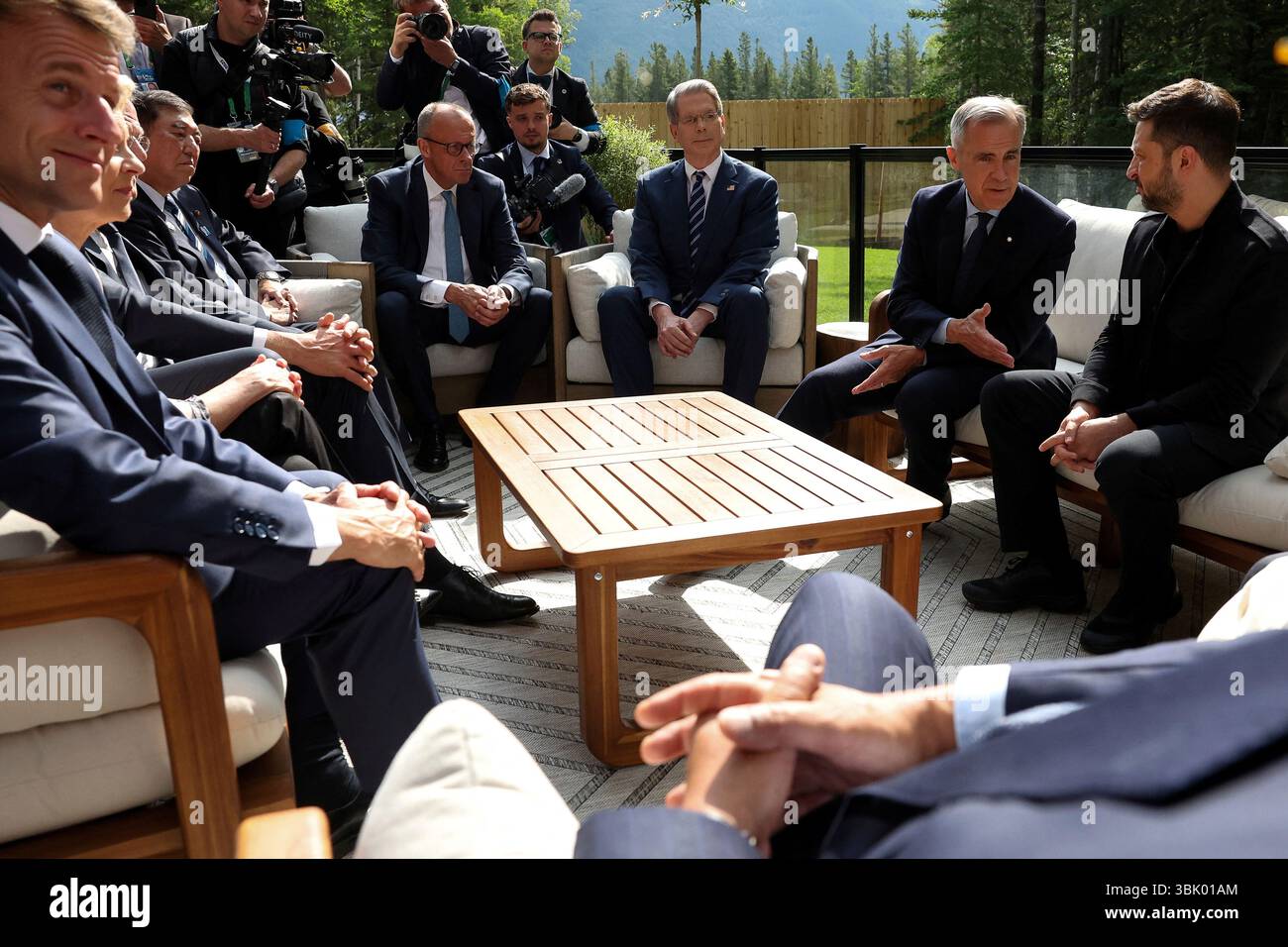 Canadian Prime Minister Mark Carney, 2nd right, Ukrainian President Volodymyr Zelenskyy, right, U.S. Treasury Secretary Scott Bessent, 3rd right, German Chancellor Friedrich Merz, 4th right, Japanese Prime Minister Shigeru Ishiba, 5th right, and French President Emmanuel Macron, left, attend a meeting during the G7 Leaders' Summit in Kananaskis, in Alberta, Canada, Tuesday June 17, 2025. (Suzanne Plunkett/Pool Photo via AP) Stockfoto