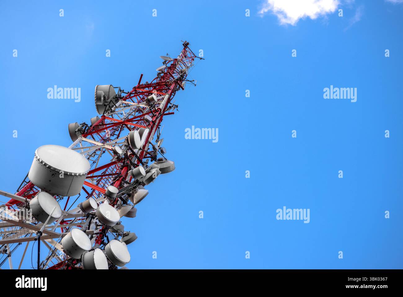 Großen Sendeturm gegen Himmel im freien Stockfoto