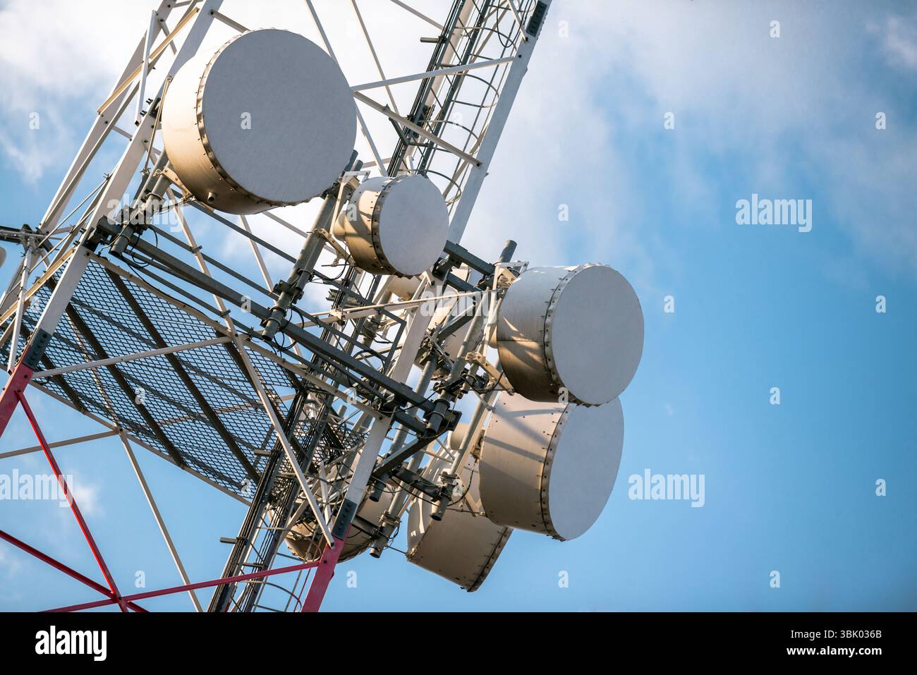Großen Sendeturm gegen Himmel im freien Stockfoto