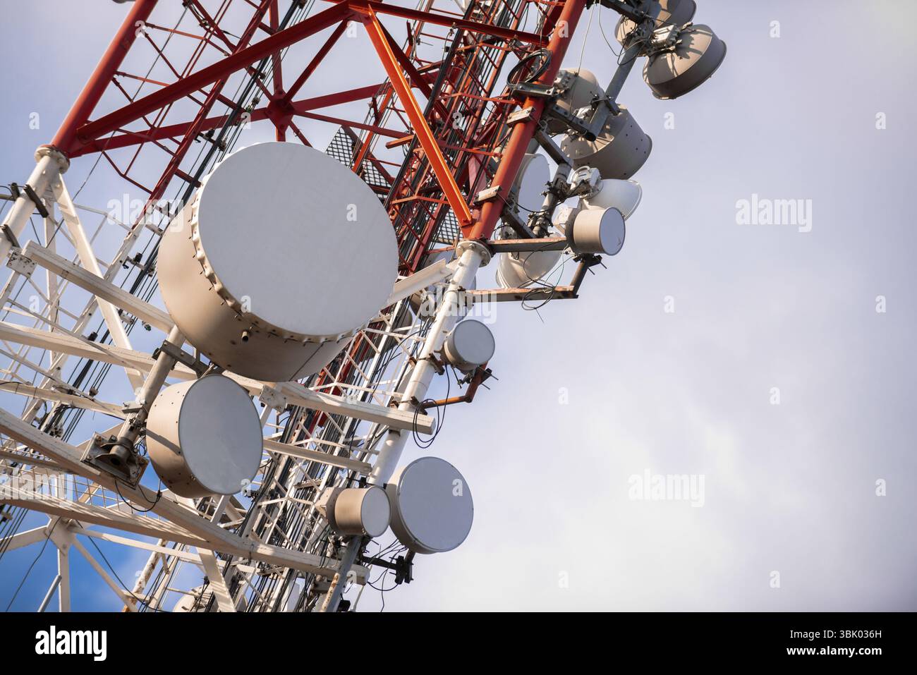 Großen Sendeturm gegen Himmel im freien Stockfoto