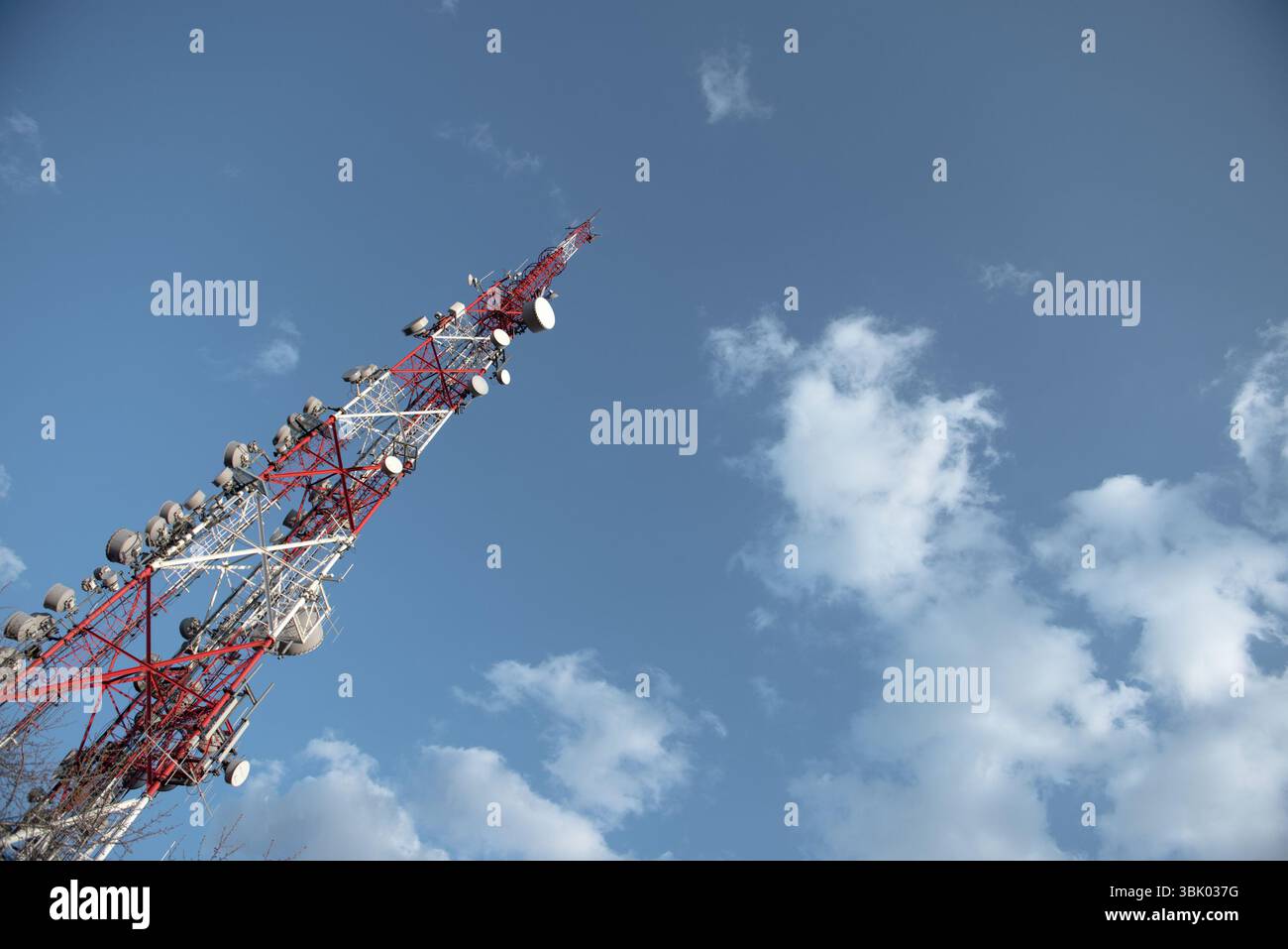Großen Sendeturm gegen Himmel im freien Stockfoto