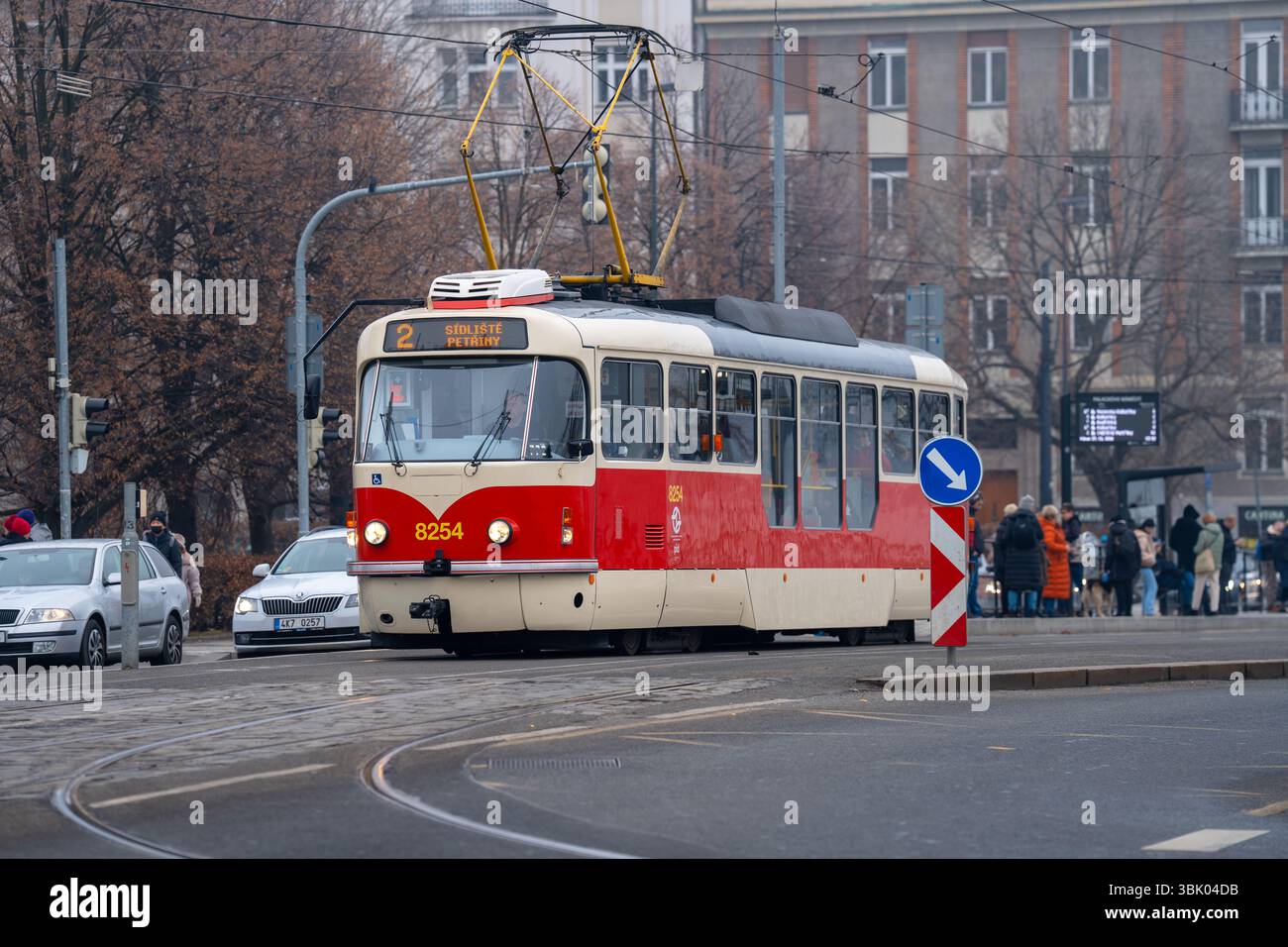 Prag, Tschechische Republik - 27. Dezember 2024: Klassische rote Straßenbahn auf den Straßen von Prag Stockfoto