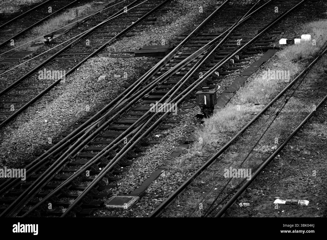 Nahaufnahme einiger paralleler Schienen Stockfoto