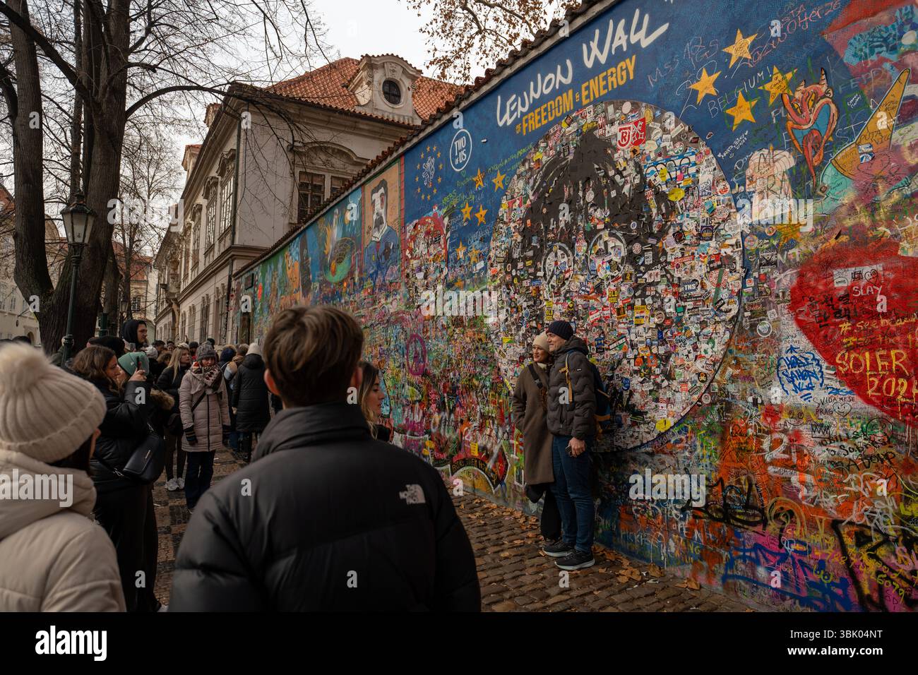 Prag, Tschechische Republik - 28. Dezember 2024: Touristen machen Fotos an der John-Lennon-Mauer in Prag Stockfoto
