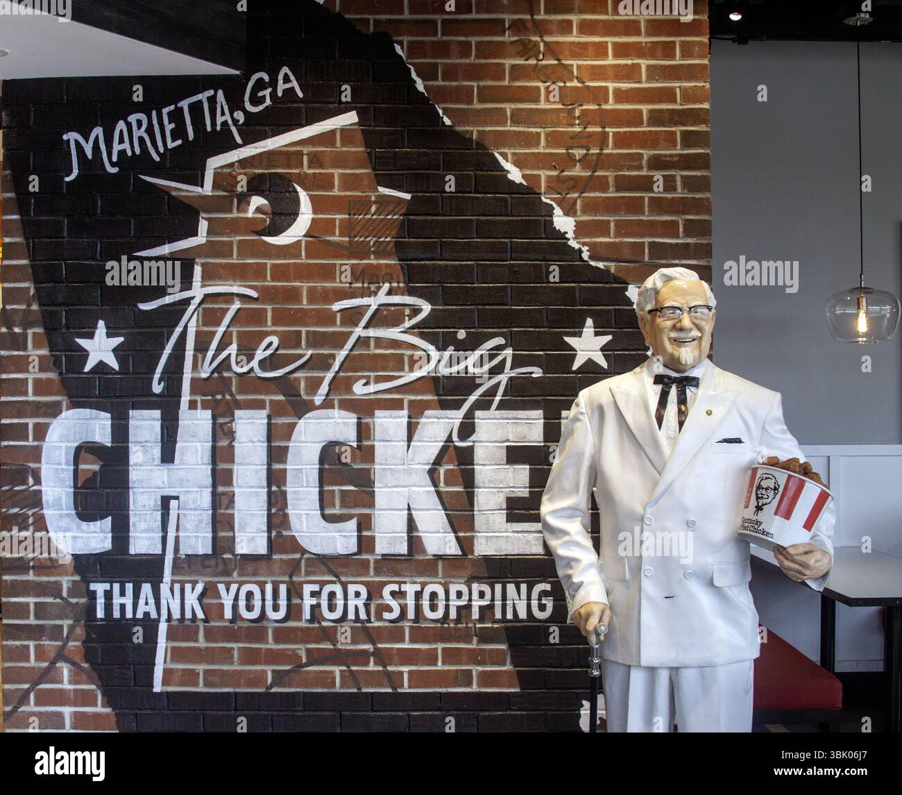 Innenansicht des Restaurants im Big Chicken in Marietta, Georgia – berühmtes Wahrzeichen und Sehenswürdigkeit von KFC. Stockfoto
