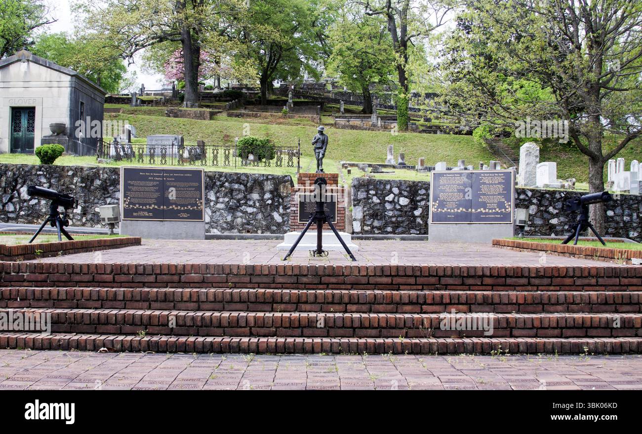 Das Grab des bekannten Soldaten ehrt Mitglieder des Militärdienstes auf dem historischen Myrtle Hill Cemetery in Rom, Georgia, USA. Stockfoto