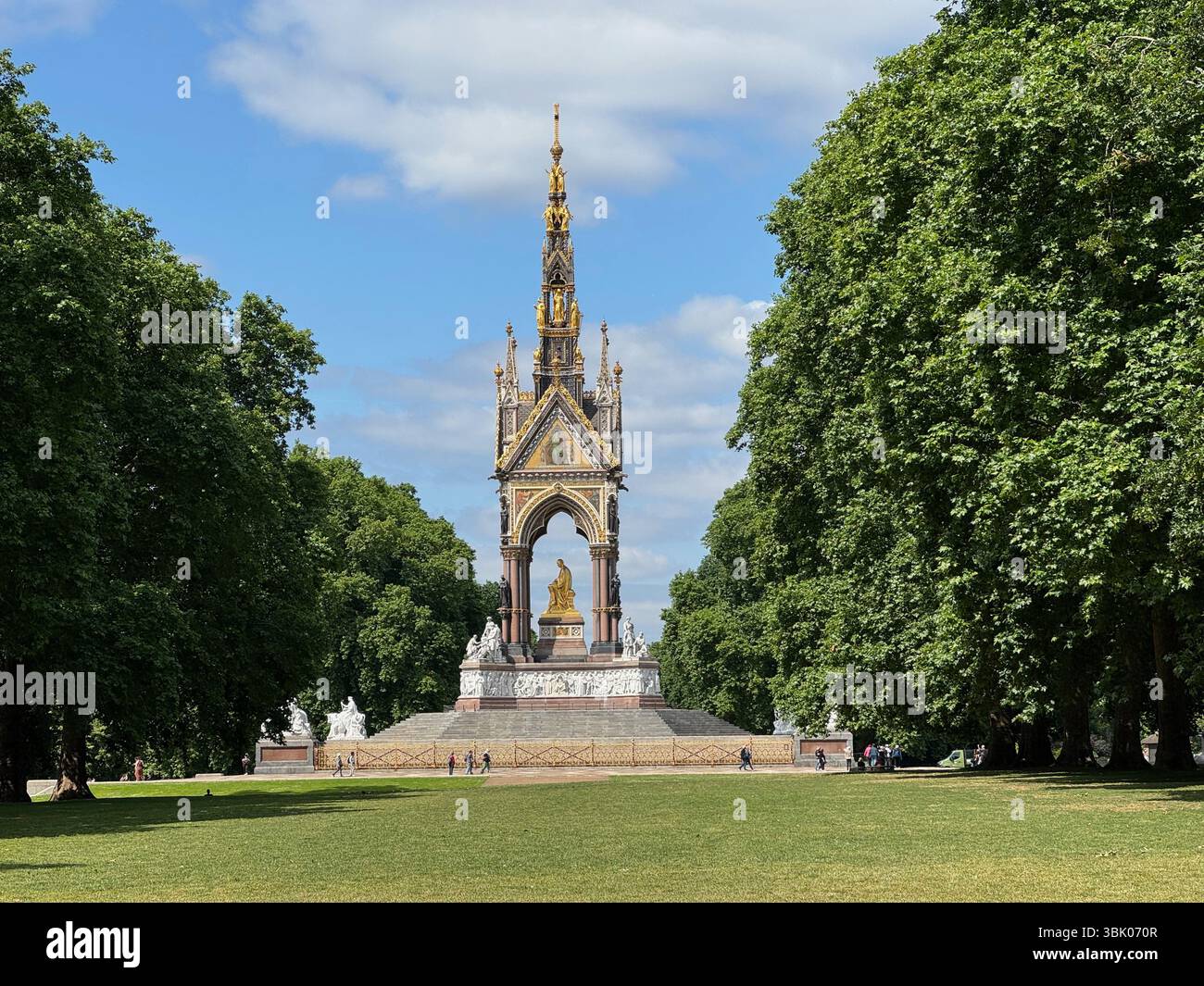 Das Albert Memorial in Kensington Gardens London, Großbritannien an einem sonnigen Tag - Smartphone-aufgenommenes Stockfoto