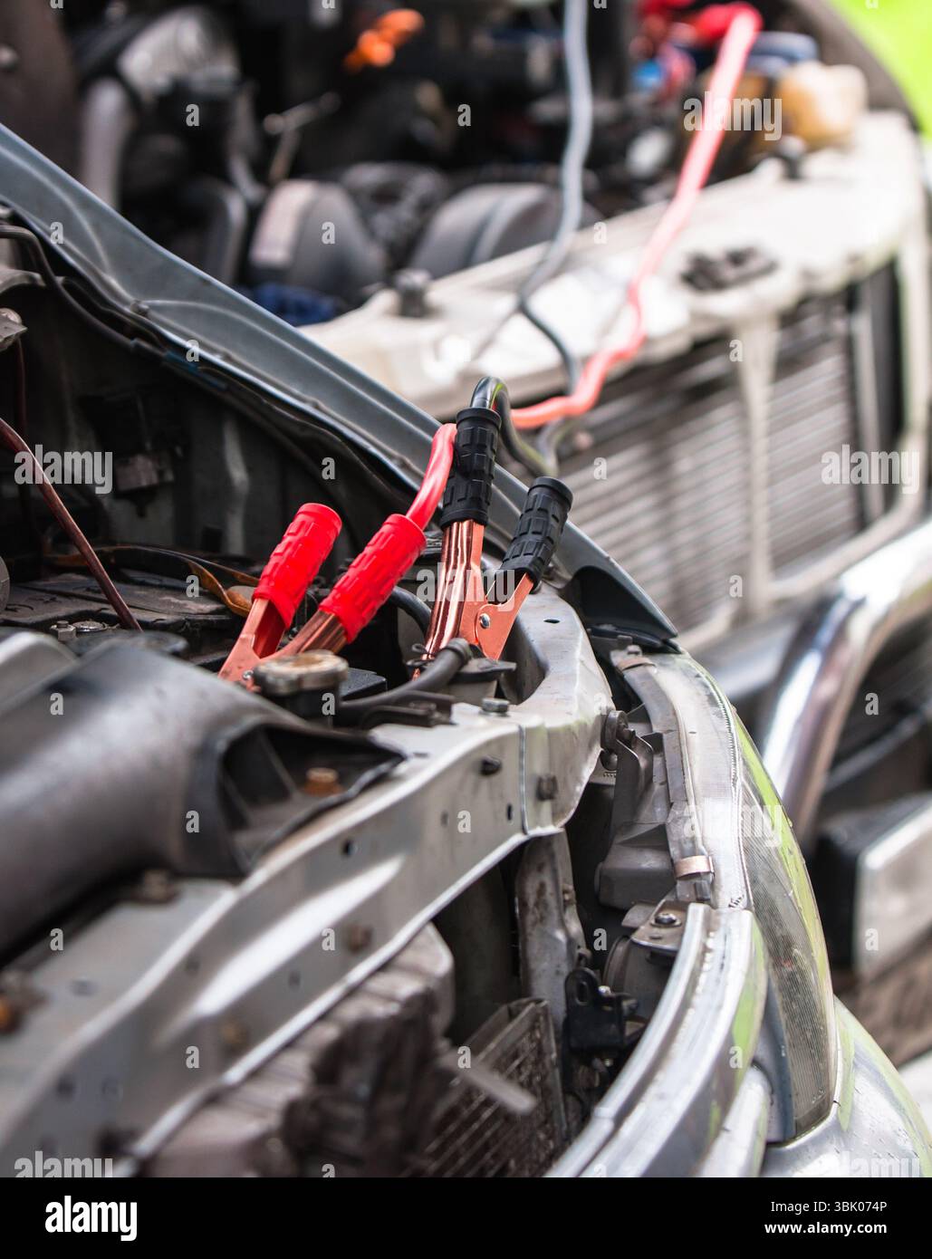 Auto mit Strom durch Kabel laden Stockfoto