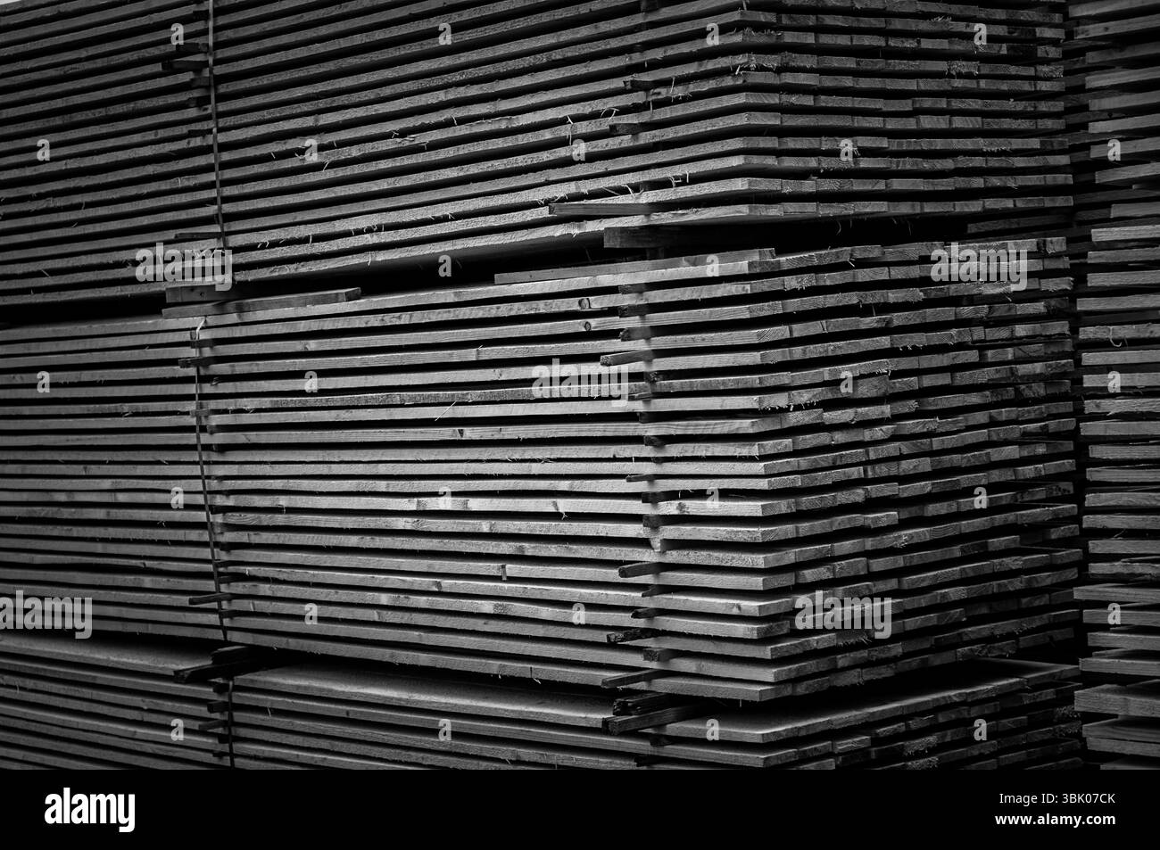 Holz auf der Baustelle gestapelt Stockfoto