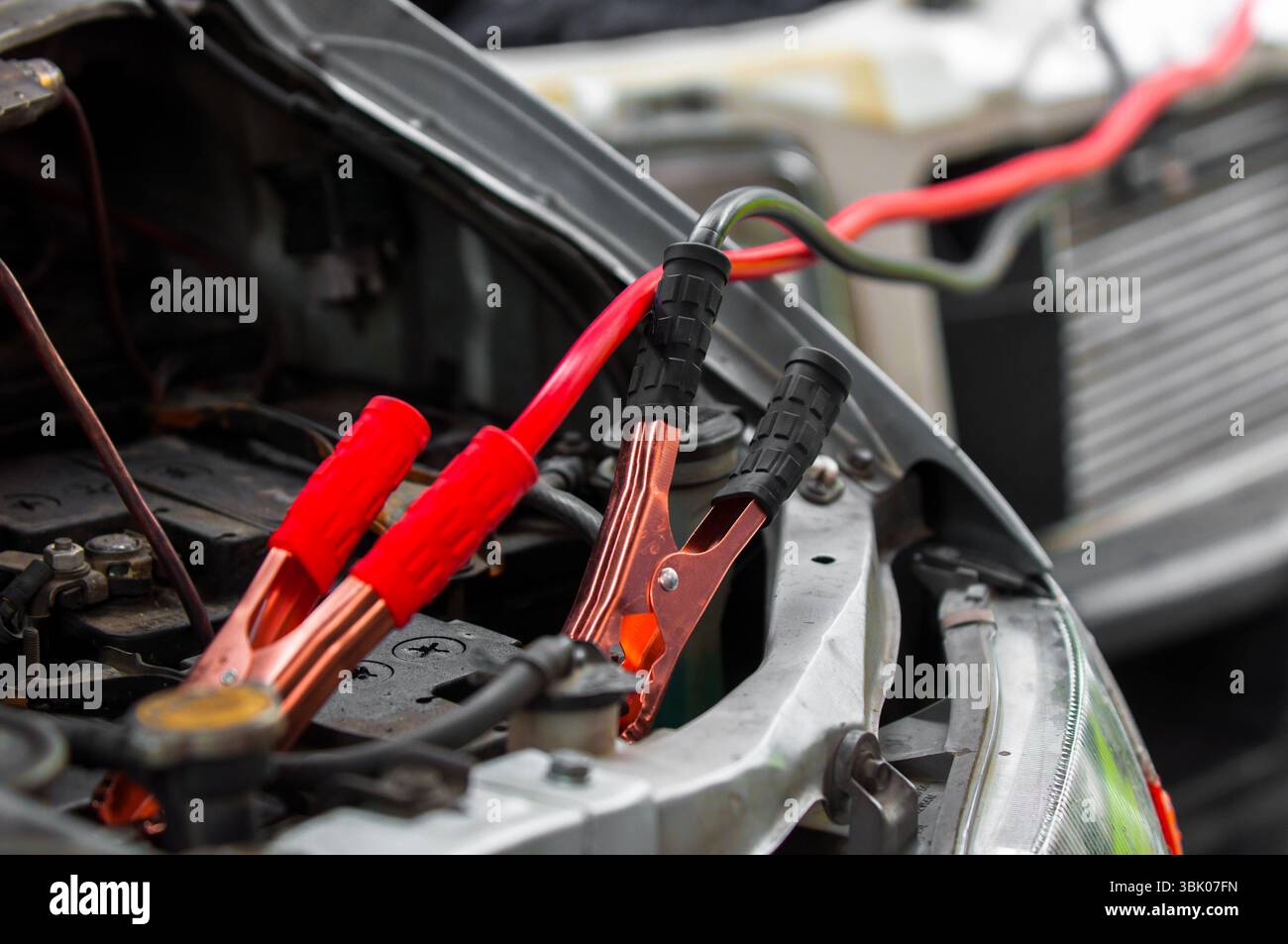 Auto mit Strom durch Kabel laden Stockfoto