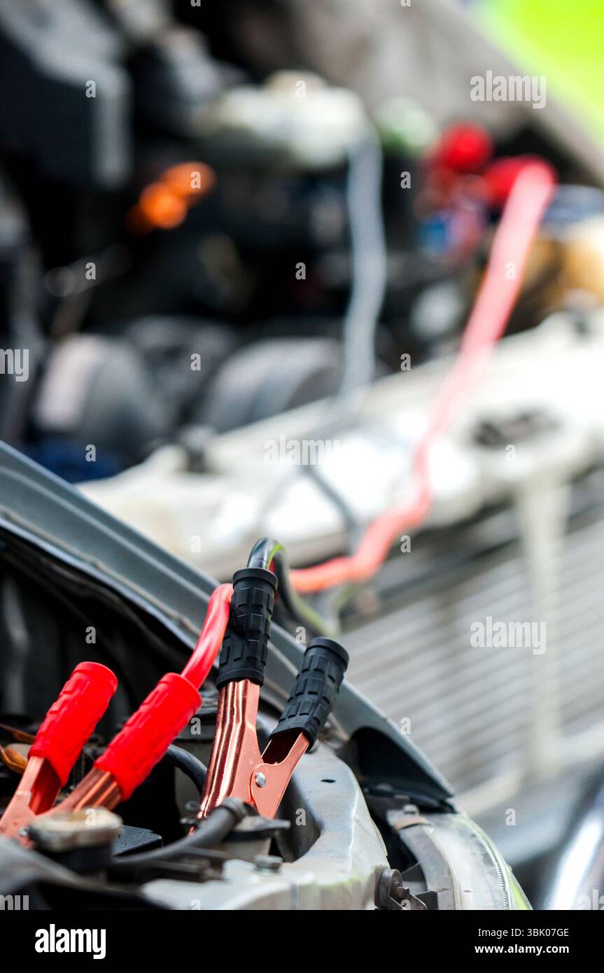 Auto mit Strom durch Kabel laden Stockfoto