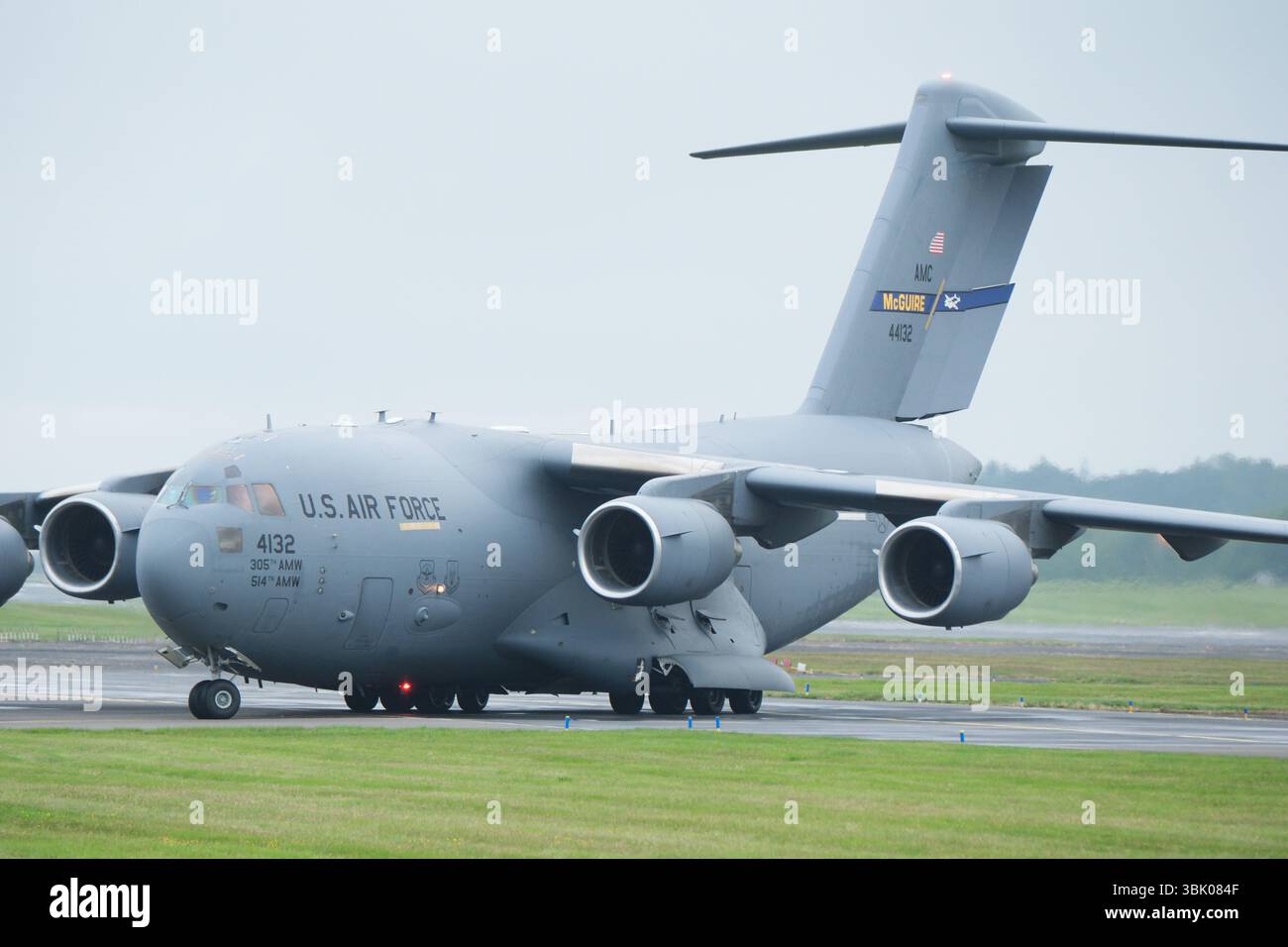 Flughafen Prestwick, Ayrshire, Schottland, Großbritannien - Dienstag, 17. Juni 2025 - Ein Frachtflugzeug der USAF C-17 Globemaster landet am Flughafen Prestwick eines von vielen US-Militärflugzeugen, die in den letzten Tagen von den USA in Richtung Europa und in den Nahen Osten eingesetzt wurden - dieses Hilfsflugzeug mit der Flugnummer REACH 438 startete von Langely AFB Virginia USA, dem 1st Fighter Wing, das die F-22 Raptor betreibt. Foto Steven May / Alamy Live News Stockfoto