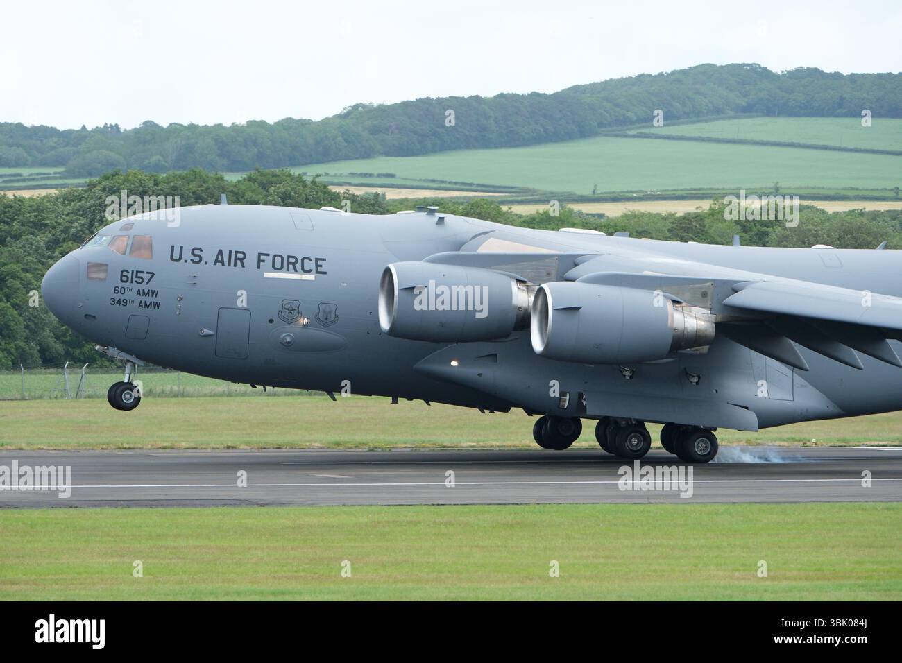 Flughafen Prestwick, Ayrshire, Schottland, Großbritannien - Dienstag, 17. Juni 2025 - Ein Frachtflugzeug der USAF C-17 Globemaster landet am Flughafen Prestwick eines von vielen US-Militärflugzeugen, die in den letzten Tagen von den USA in Richtung Europa und in den Nahen Osten eingesetzt wurden - dieses Hilfsflugzeug mit der Flugnummer REACH 432 startete von Langely AFB Virginia USA, dem 1st Fighter Wing, das die F-22 Raptor betreibt. Foto Steven May / Alamy Live News Stockfoto