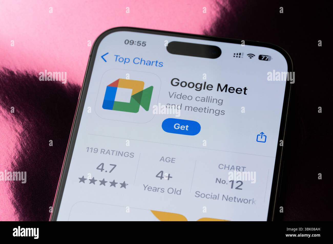 New York, USA - 22. Mai 2025: Google trifft auf das Ranking mobiler Anwendungen auf dem Smartphone-Bildschirm Nahaufnahme Makroansicht Stockfoto