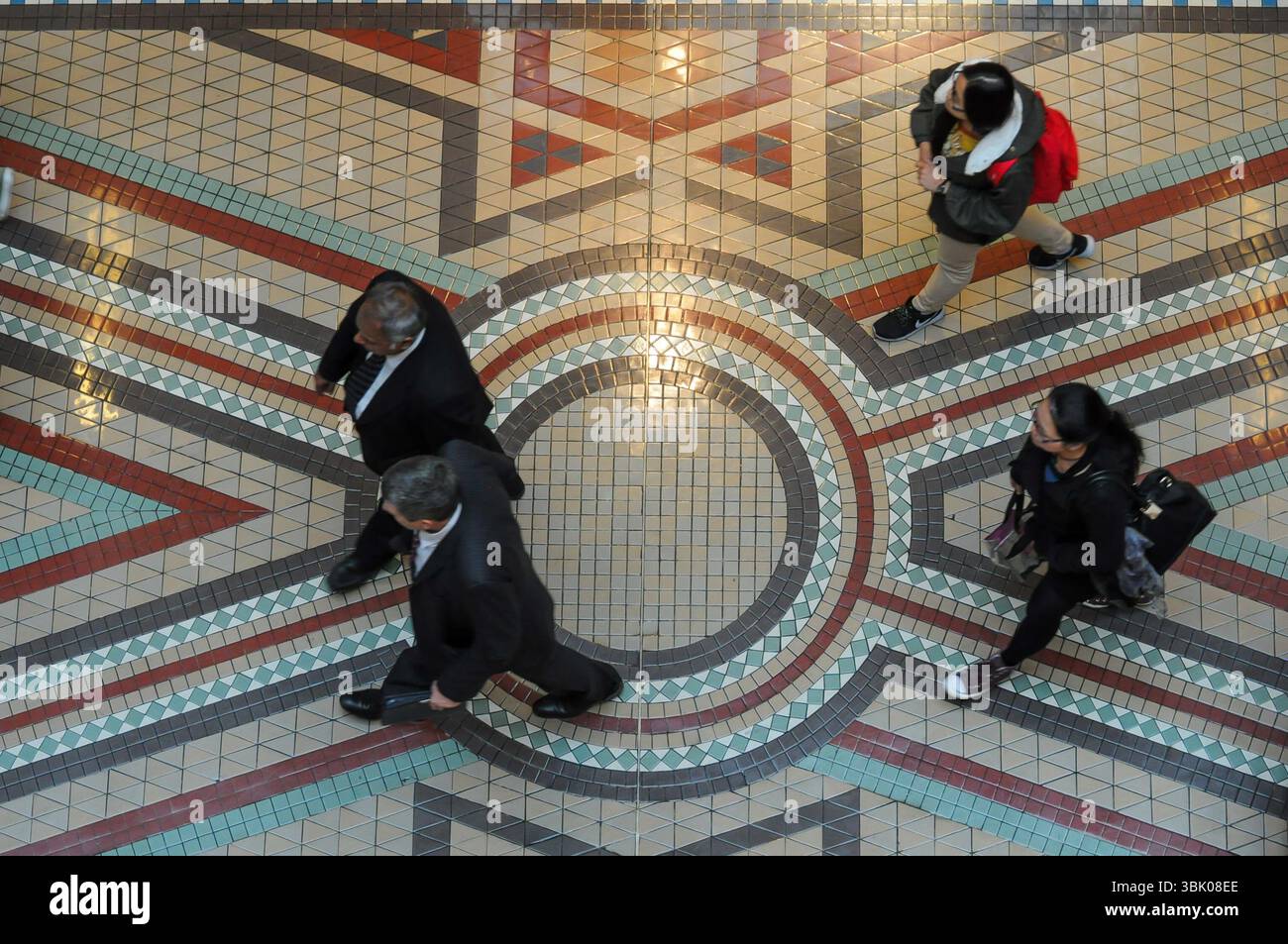 Sydney, New Sowth Wales, Australien. 21. Mai 2013: Menschen gehen auf farbenfrohen Fliesenböden im Queen Victoria Building von Sydney. Stockfoto