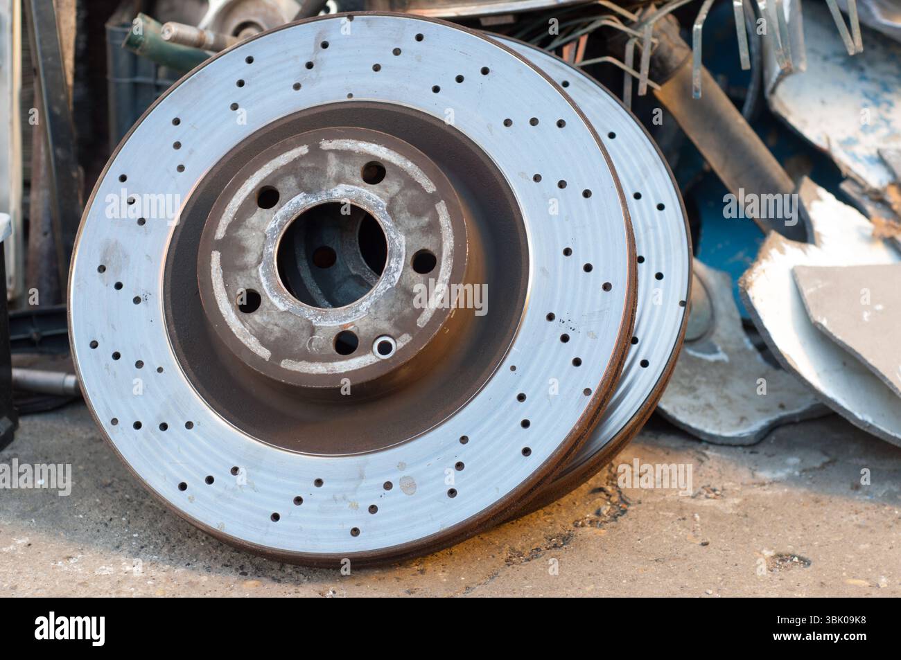 Verrostete alte Autoteile mit Metallschrott Stockfoto