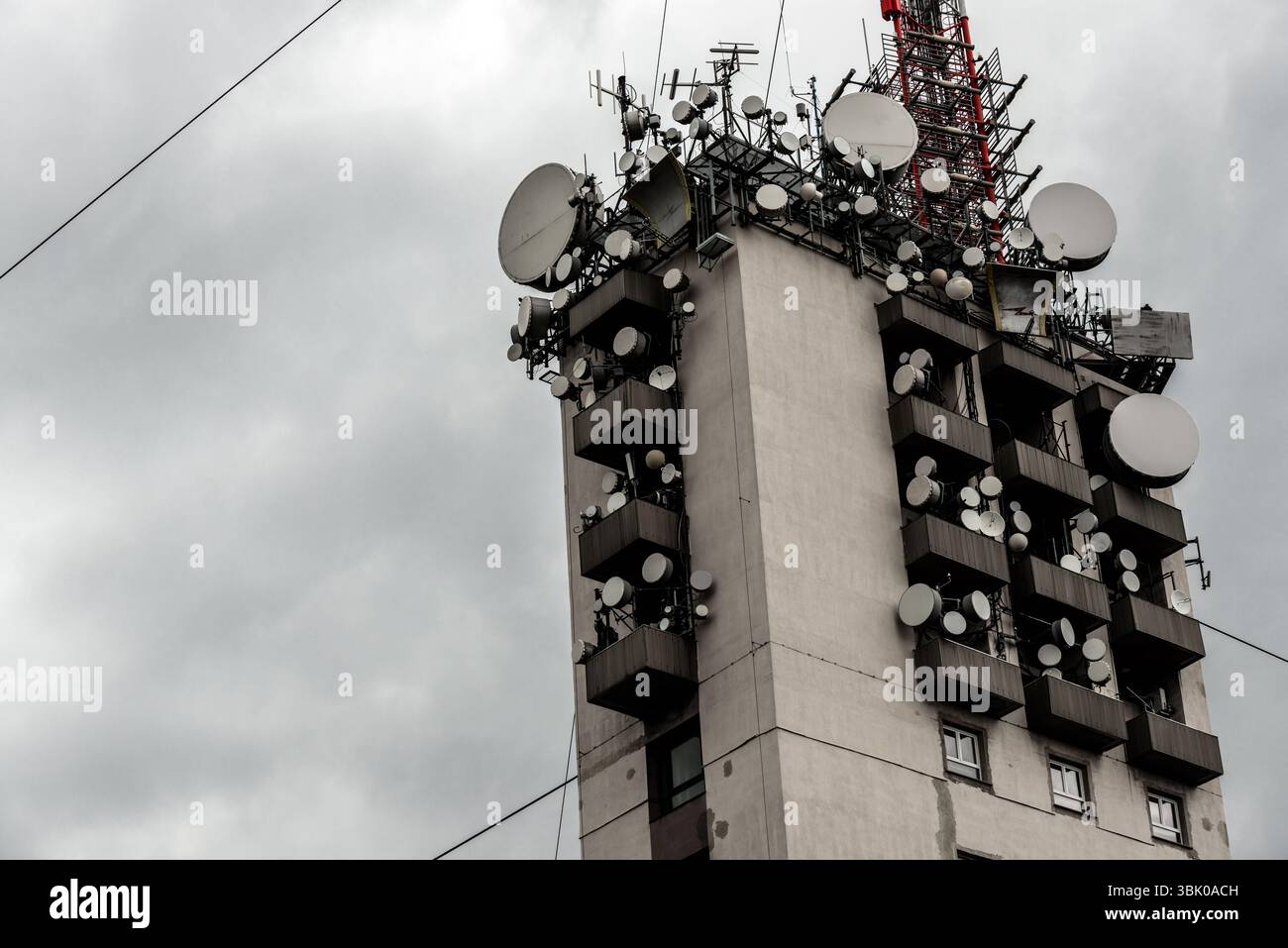 Großer Kommunikationsturm vor dunklem bewölktem Himmel Stockfoto