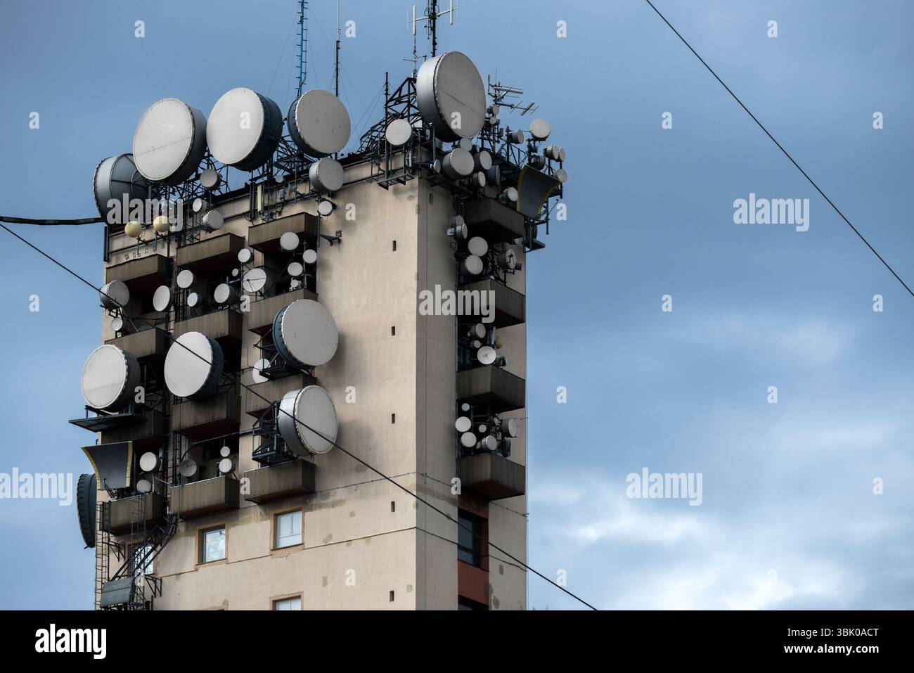 Großer Kommunikationsturm vor dunkelblauem Himmel Stockfoto